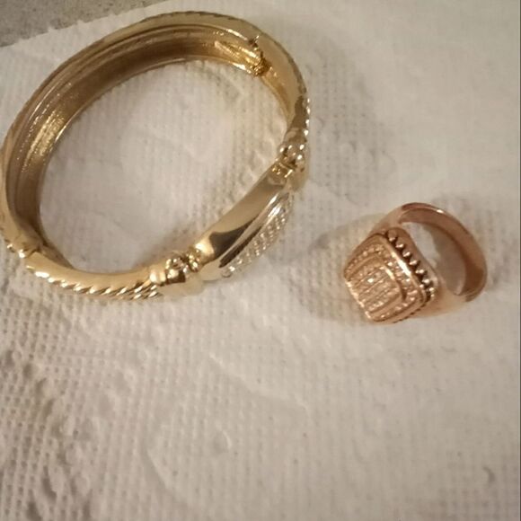 Vintage Goldtone And Rhinestone Hinged Cuff Bracelet And Matching Ring. 8.75 - Picture 12 of 13